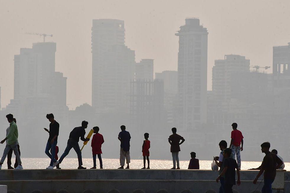 MUMBAI, INDIA - APRIL 2: Citizens enjoy an evening with the city engulfed in smog amid hazy weather, at Marine Drive, on April 2, 2025 in Mumbai, India. (Photo by Bhushan Koyande/Hindustan Times via Getty Images)