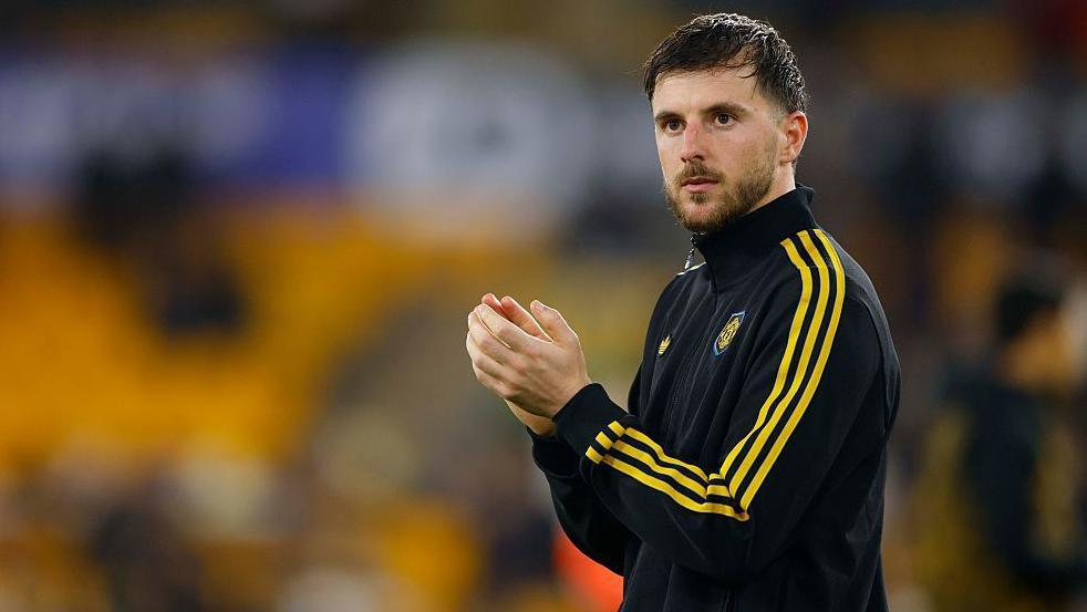 Mason Mount applauds Manchester United fan