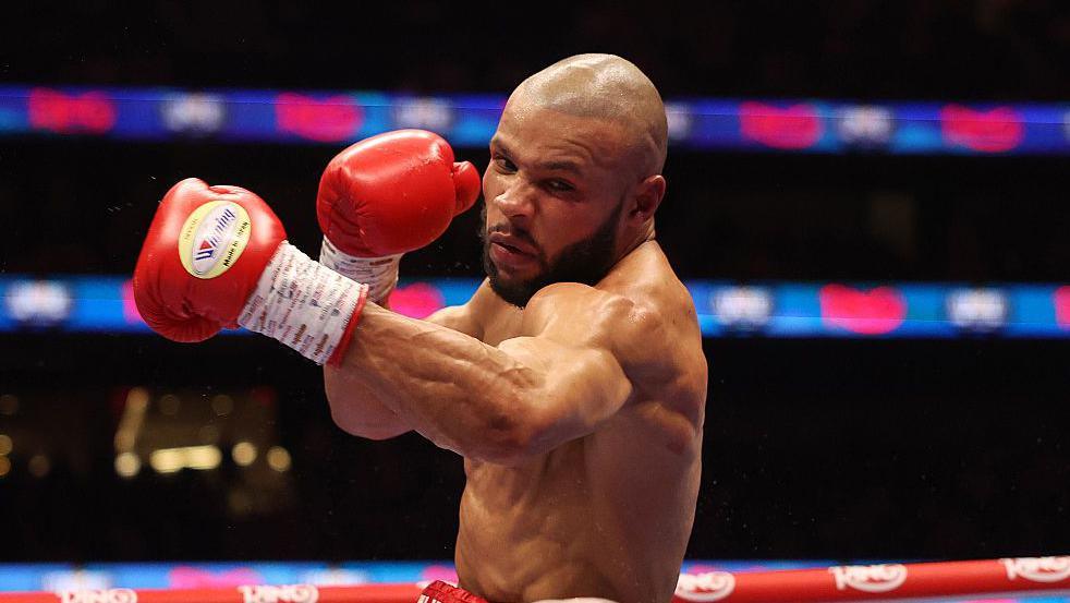 Eubank Jr throwing a left hook 