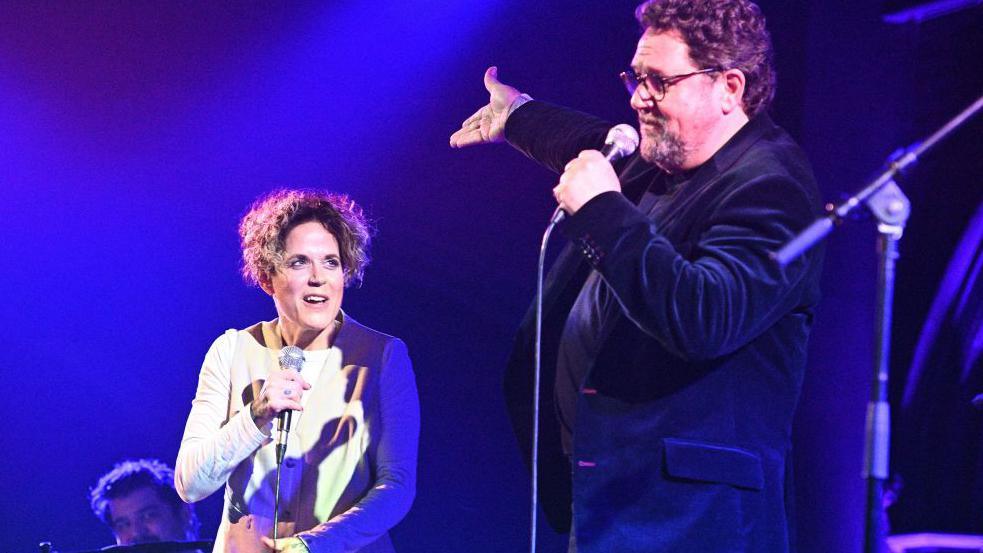 Amy Wadge a Michael Ball yn perfformio yng nghapel Union yn Llundain