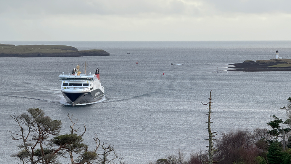 Bàt-aiseig an Loch Seaforth a' tighinn a-steach gu Cala Steòrnabhaigh is taigh-solais Àranais air a cùlaibh