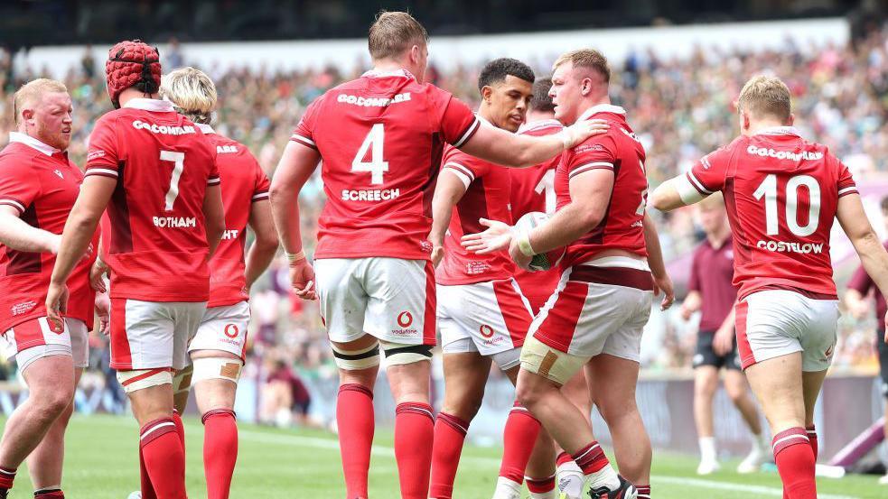 Wales celebrate Dewi Lake try