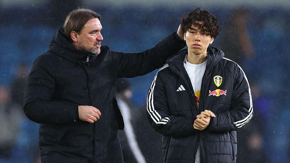 Daniel Farke and Ao Tanaka 