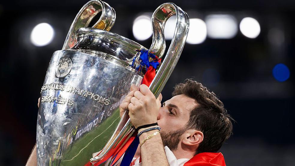 Kvaratskhelia kisses the Champions League trophy 