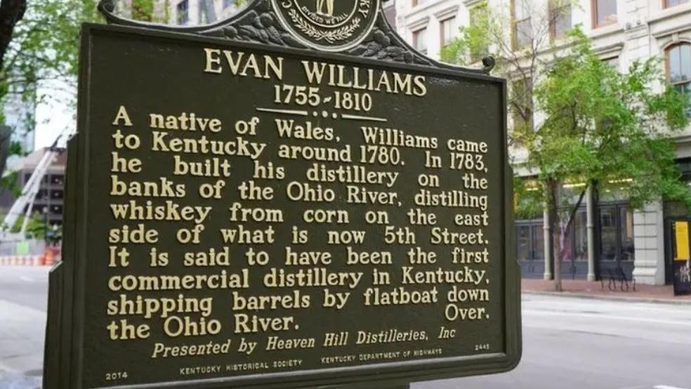 Arwydd ar y stryd yn Louisville tu allan i'r 'Evan Williams Bourbon Experience'