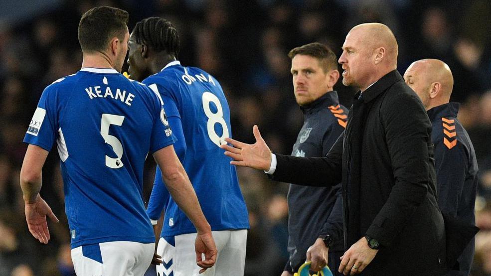 Sean Dyche speaks to Everton's Michael Keane