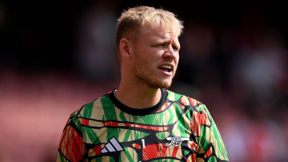 Aaron Ramsdale warms up in Arsenal training kit