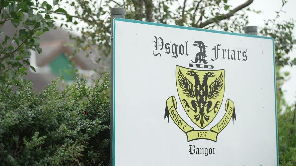 Arwydd Ysgol Friars