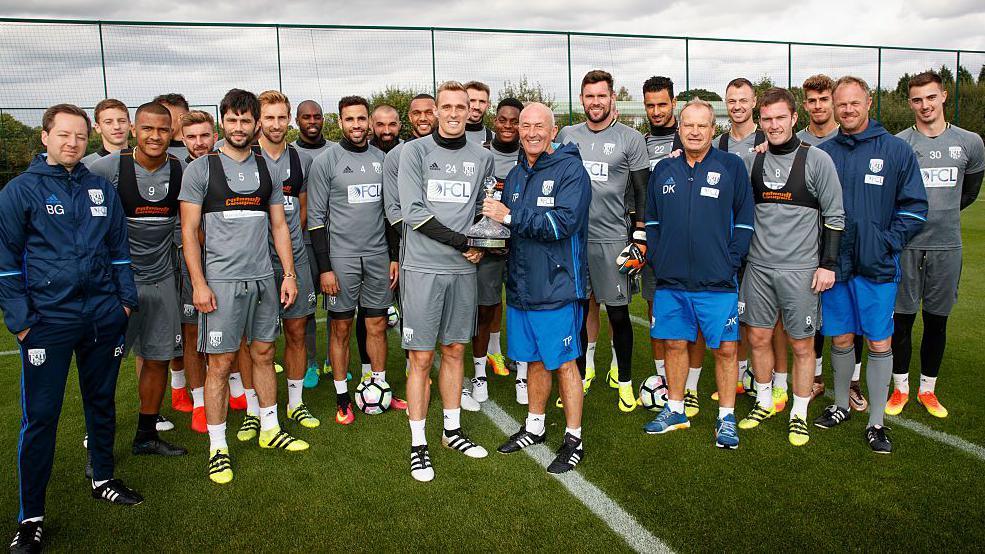 West Brom captain Darren Fletcher presented Pulis with a Ship's Decanter at the club's training ground to commemorate his 1,000th match as a manager, the day before they played his old club Stoke. The game finished 1-1