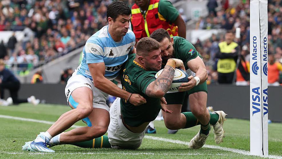 Malcolm Marx powerfully finishes a try