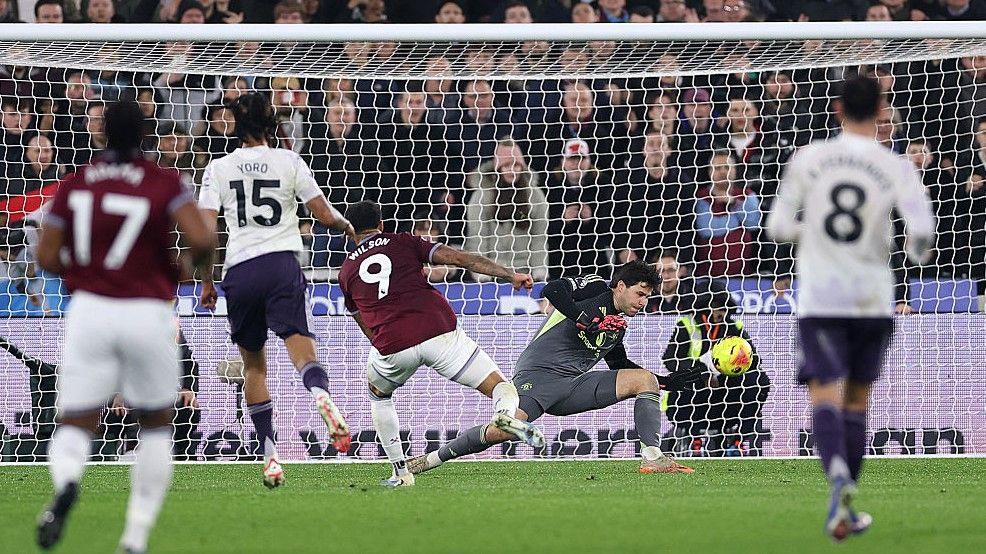 Manchester United goalkeeper Senne Lammens makes an important late save at West Ham