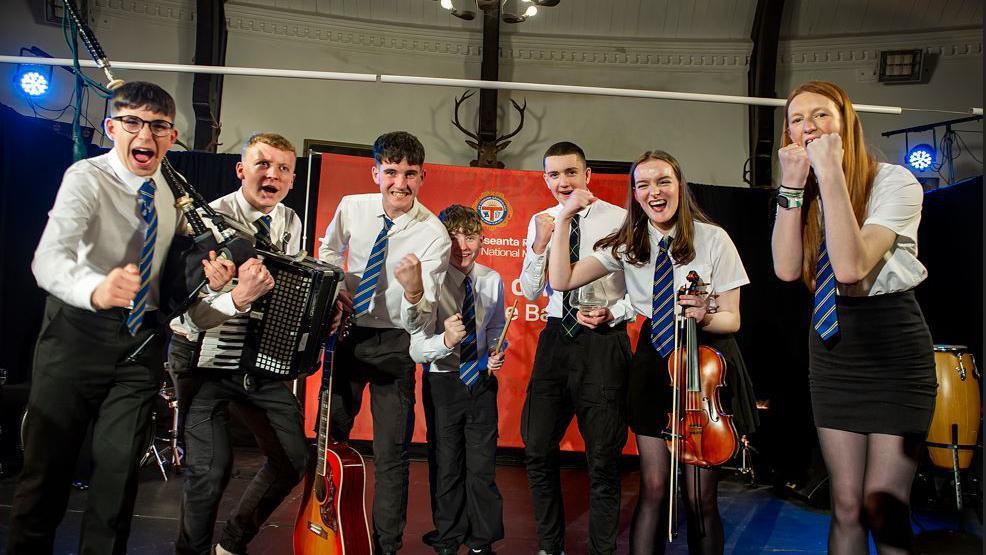 Bha sgoilearan Sgoil Bhàgh a' Chaisteil air an dòigh an dèidh dhaibh farpais Cogadh nan Còmhlan a bhuannachadh