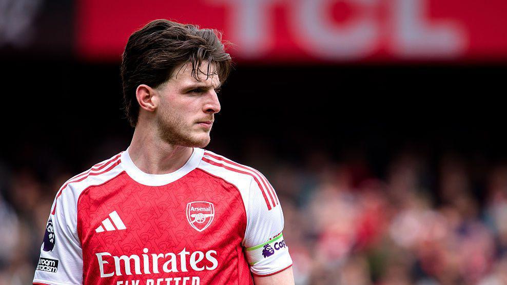 Declan Rice plays in Arsenal's home shirt