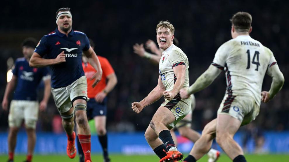 Fin Smith celebrates at full-time against France in 2025