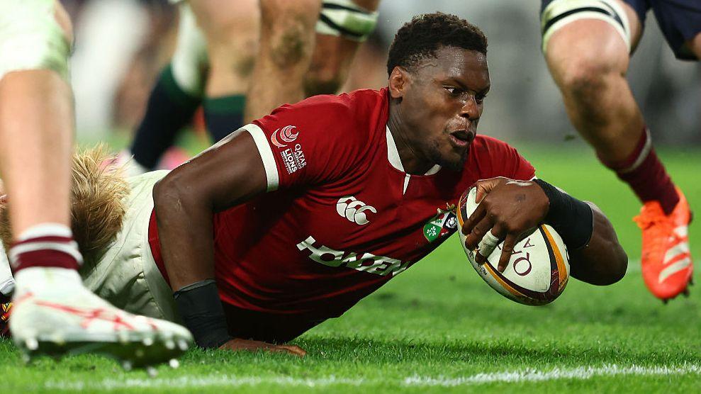 Maro Itoje dives over the line to score a try
