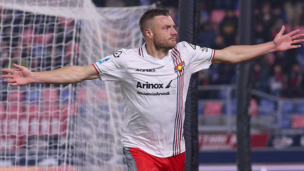 Jamie Vardy celebrates scoring Cremonese's third goal