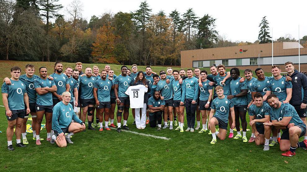 Emma Raducanu pinch nan England rugby team