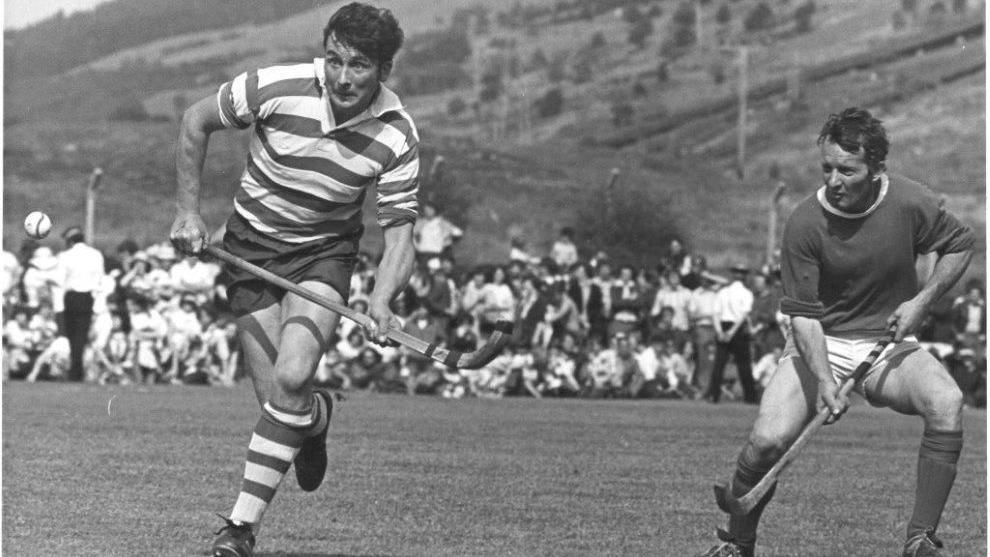 Iain MacCoinnich is Tommy MacNeacail is sùilean MhicCoinnich air a' bhall