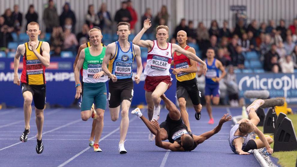 Josh Kerr is colliding with Elliot Giles in the 800m final, flooring both of them.