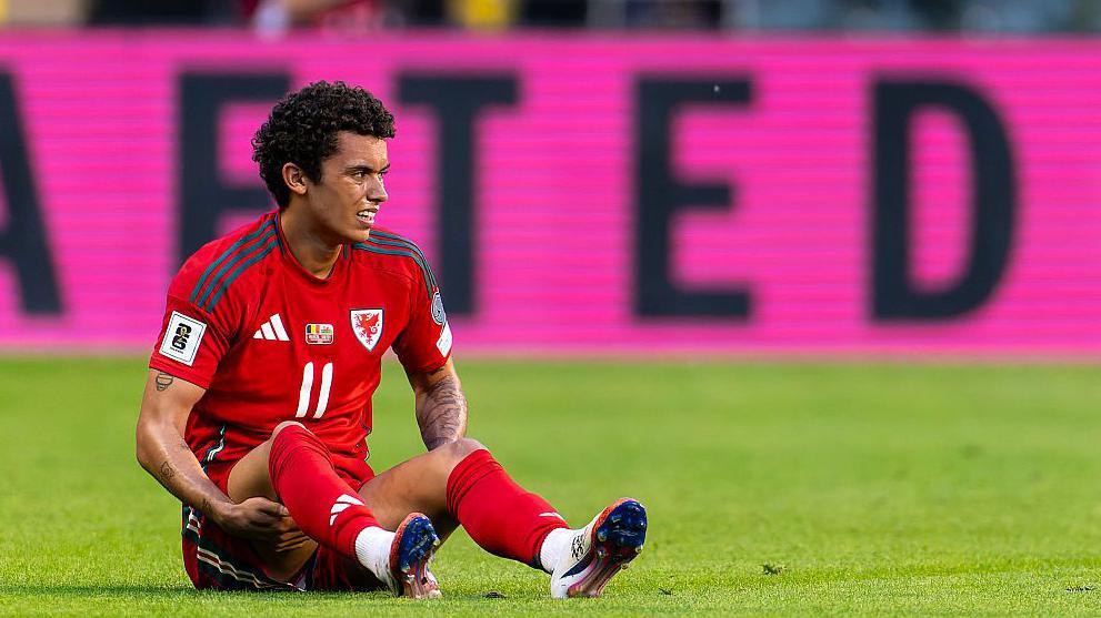 Brennan Johnson yn ystod y gêm rhwng Gwlad Belg a Chymru ym Mrwsel