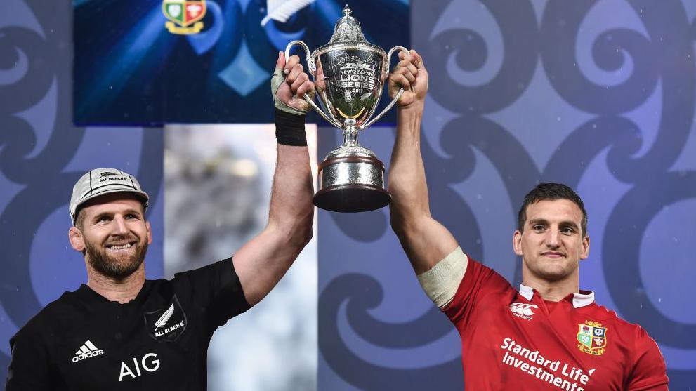 Sam Warburton lifts the 2017 trophy alongside New Zealand captain Kieran Read