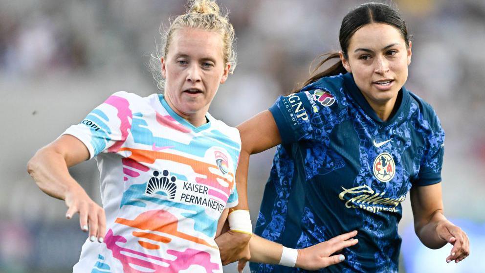 Sierra Enge competes with Scarlett Camberos