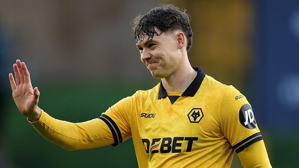 Jorgen Strand Larsen waves