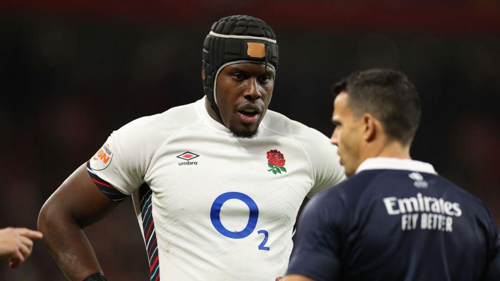 Maro Itoje speaks to referee Nic Berry