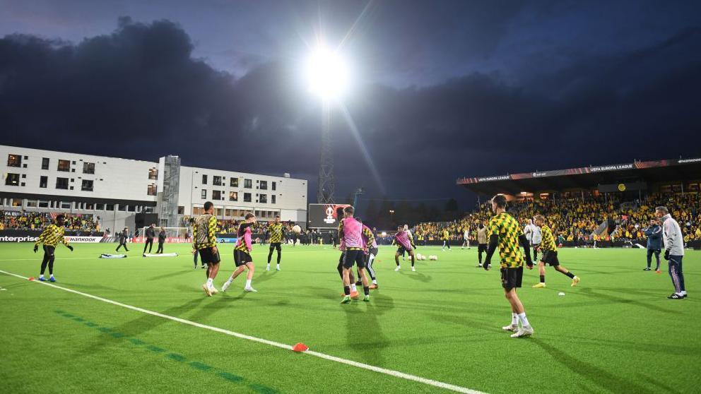 Arsenal players warm up at Bodo/Glimt's ground