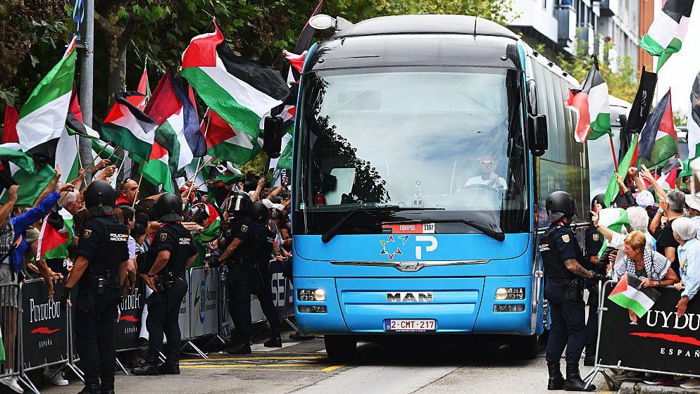 The constabulary defender nan autobus of Team Israel-Premier Tech while nan pro-Palestinians demonstrate