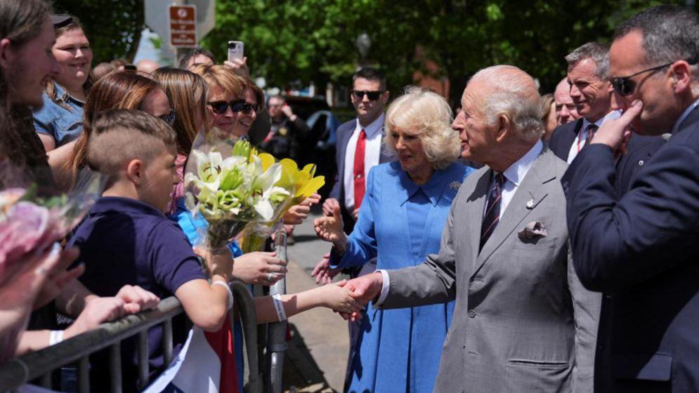 Mbreti Charles dhe Mbretëresha Camilla shtrëngojnë duart dhe përshëndesin dashamirësit që mbushin një rrugë në qytetin e vogël Front Royal në Virxhinia, në ditën e fundit të vizitës së tyre shtetërore në SHBA.