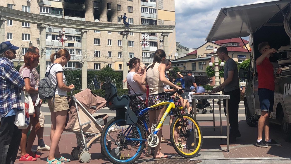 Ukrainian residents queue for pizza