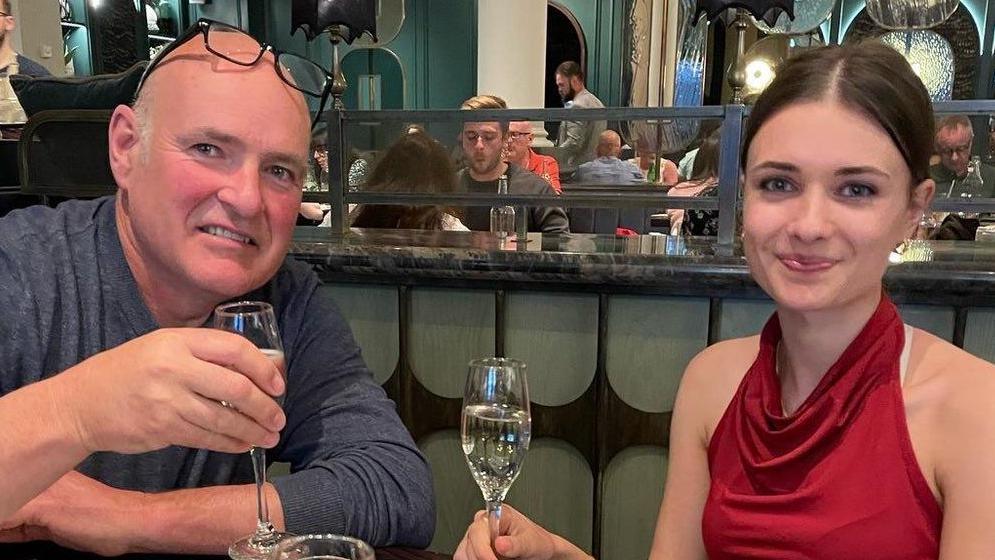 Millie a’i thad Mike Campden