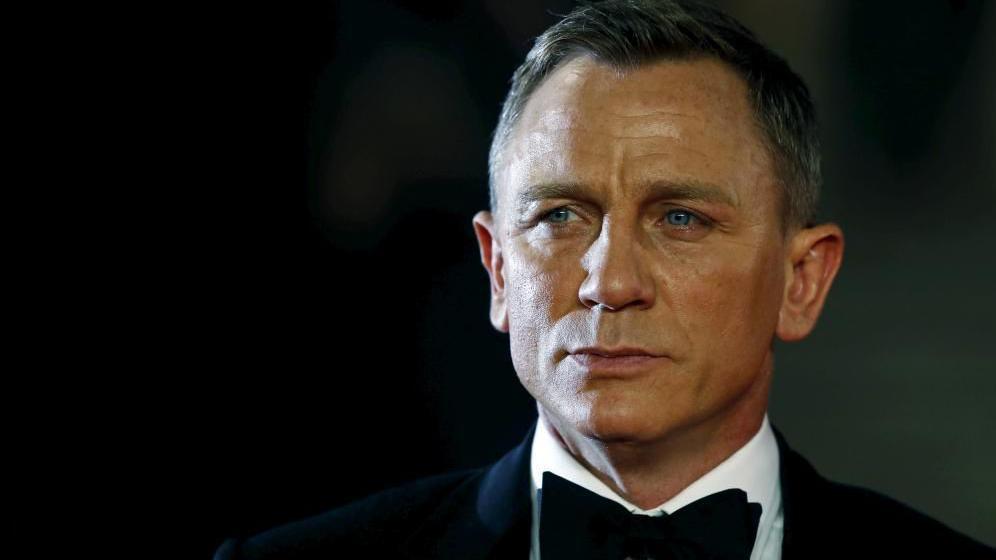 Daniel Craig poses for photographers as he attends the world premiere of the new James Bond 007 film Spectre at the Royal Albert Hall in London, Britain, October 26, 2015. 