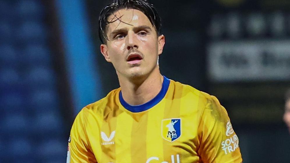 Tom Nichols: Swindon Town sign Mansfield Town striker on loan - BBC Sport