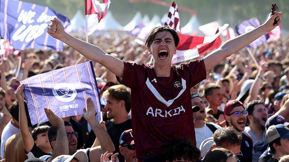Fans celebrate Bordeaux Begles victory