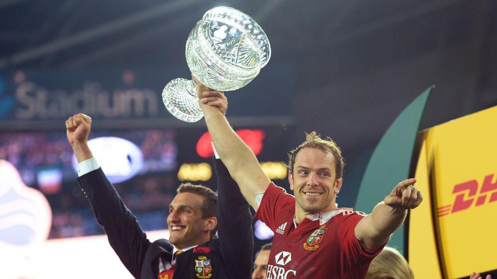 Alun Wyn Jones lifting the trophy after beating Australia in 2013