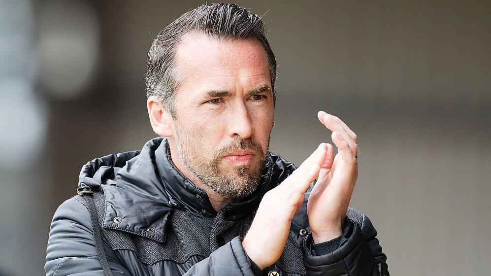 Christian Fuchs yn cymeradwyo cefnogwyr