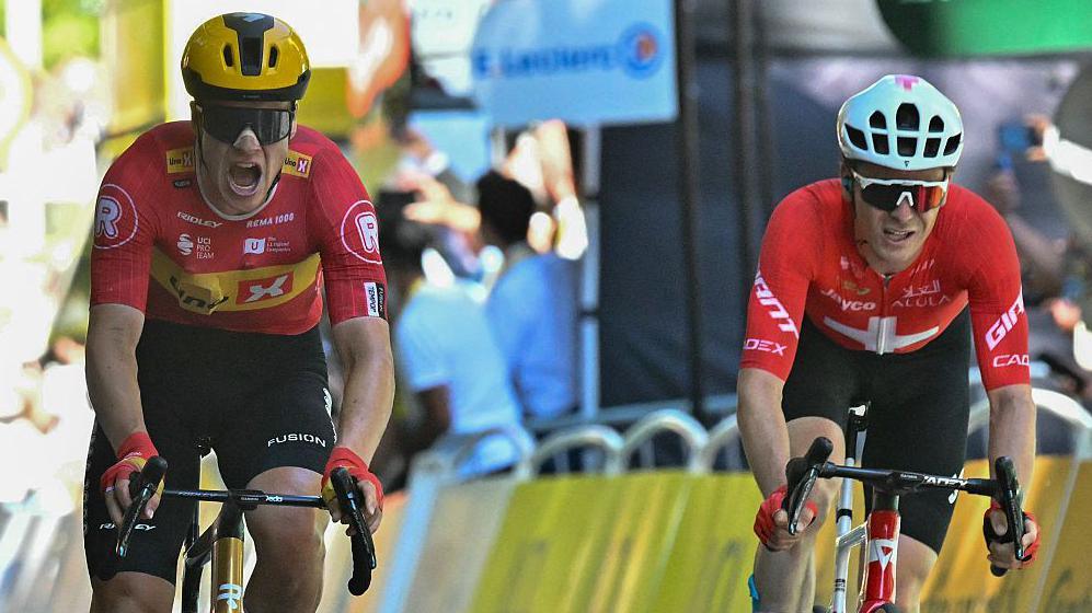 Jonas Abrahamsen beats Mauro Schmid to win stage 11 of the 2025 Tour de France