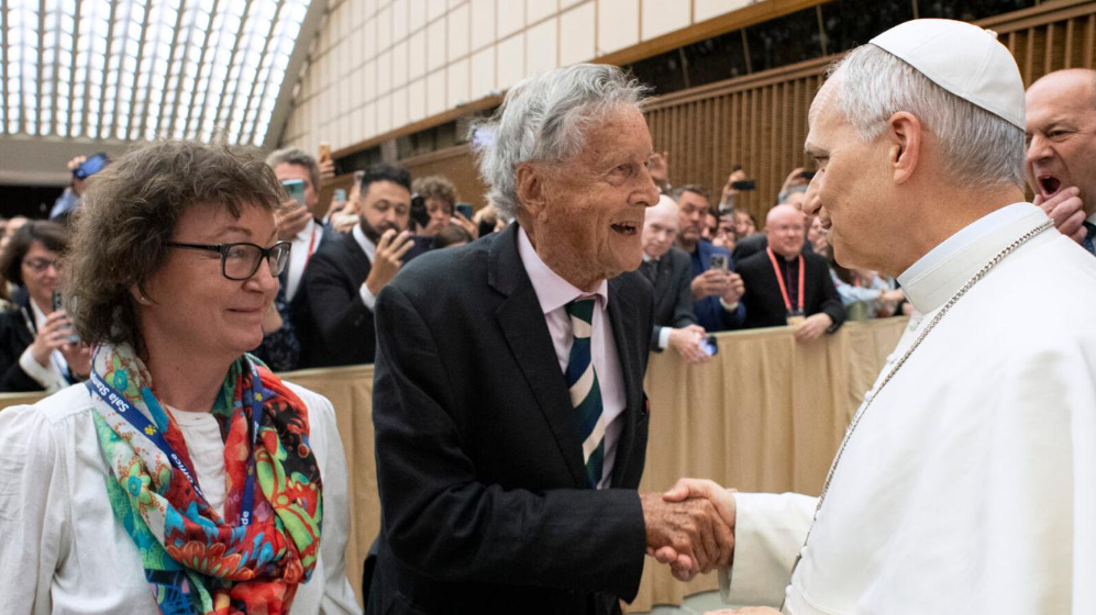 David Willey, seen here in the centre wearing a suit, shakes the hand of Pope Leo with his former producer Gillian Hazell last year.