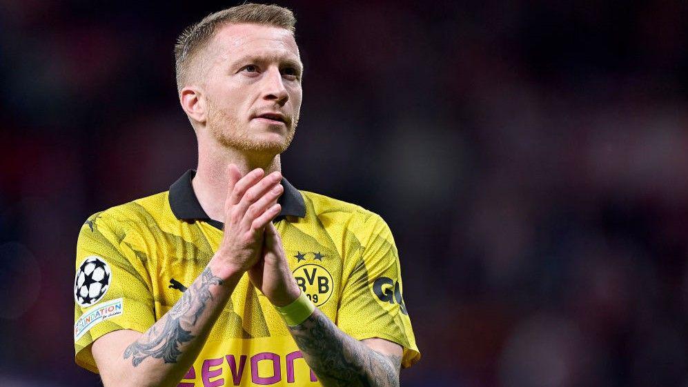 Marco Reus applauds Dortmund fans 