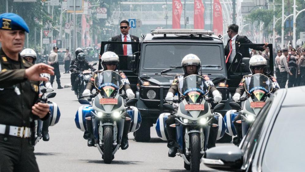 A security team leads the motorcade of Pope Francis near the Vatican embassy 