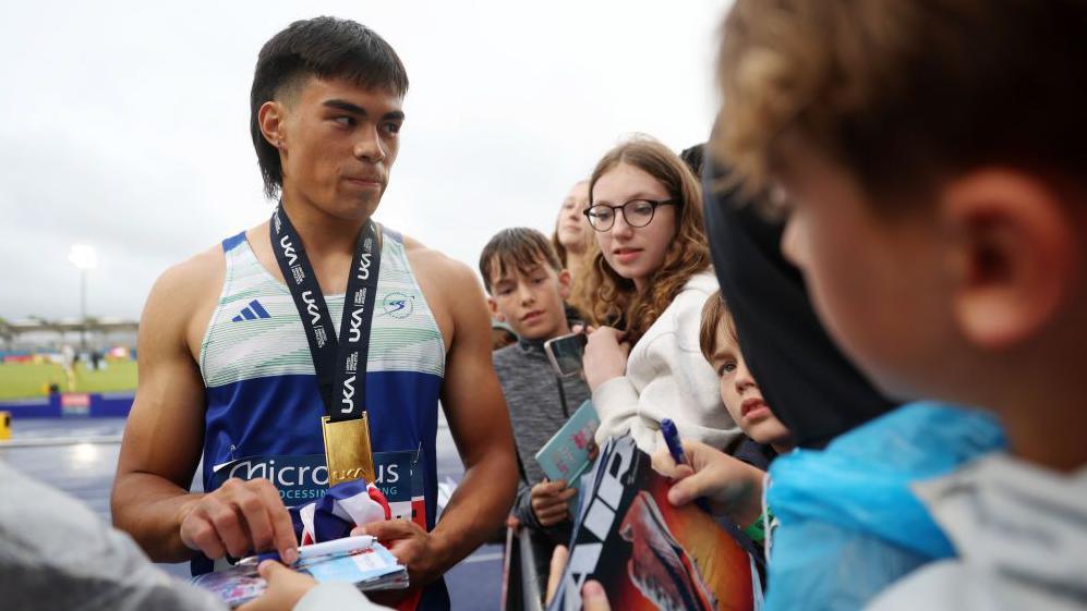 Louie Hinchliffe signing autographs