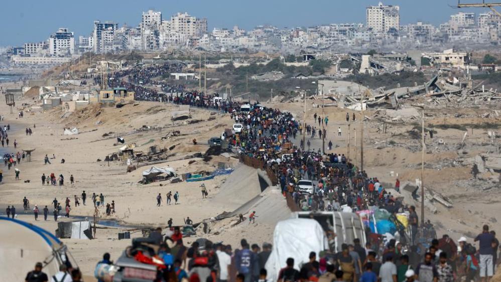Palestinians walk north towards Gaza City