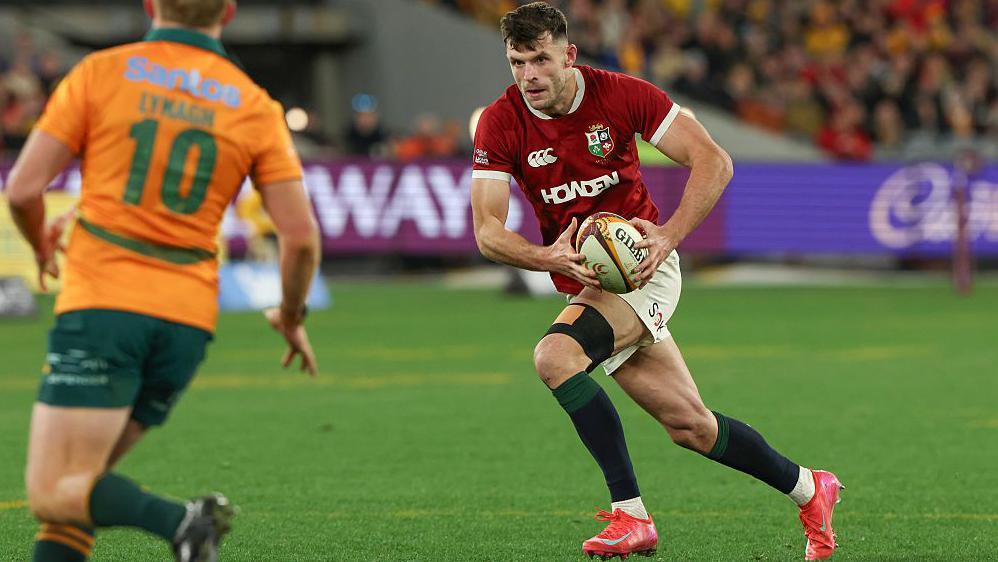 Blair Kinghorn carries the ball