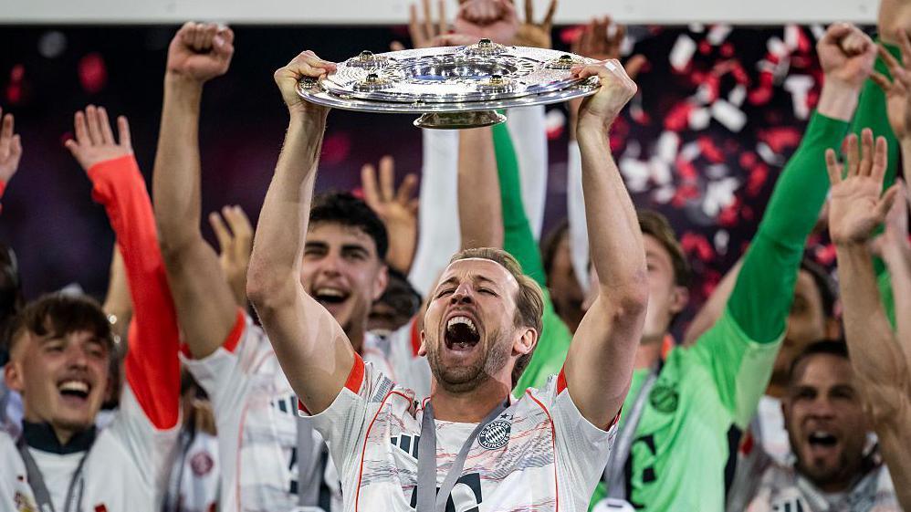 Kane lifts trophy