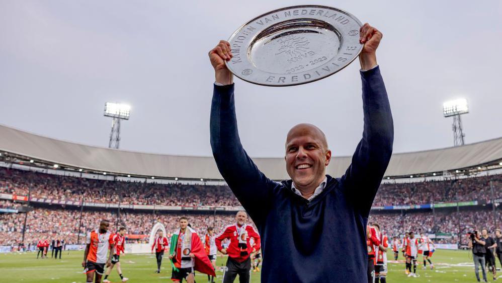 Arne Slot with the Eredivisie trophy