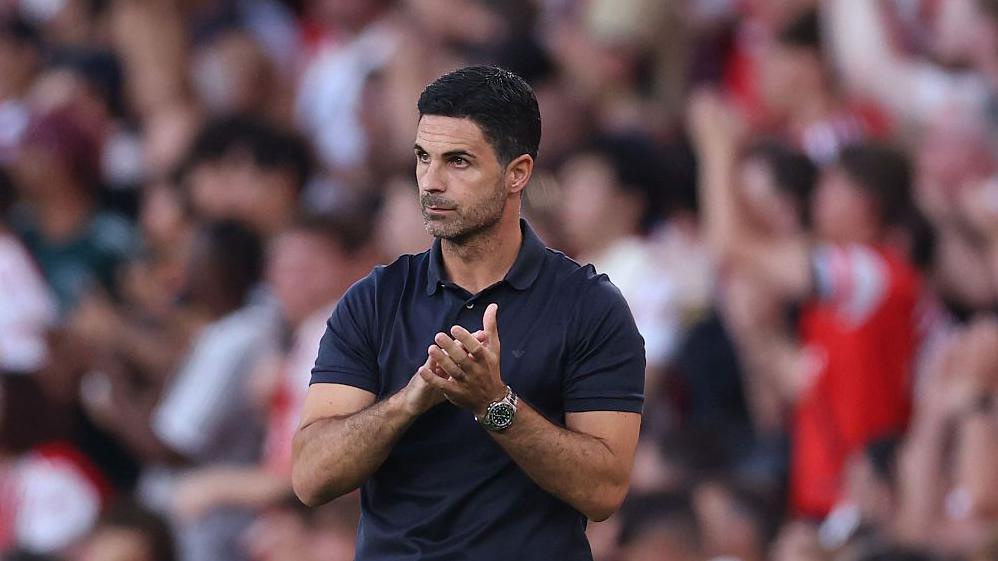 Mikel Arteta applauds his team from the sideline