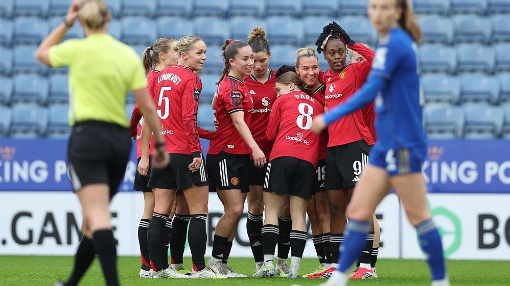 Julia Zigiotti Olme celebrates with Man Utd team-mates after her opener