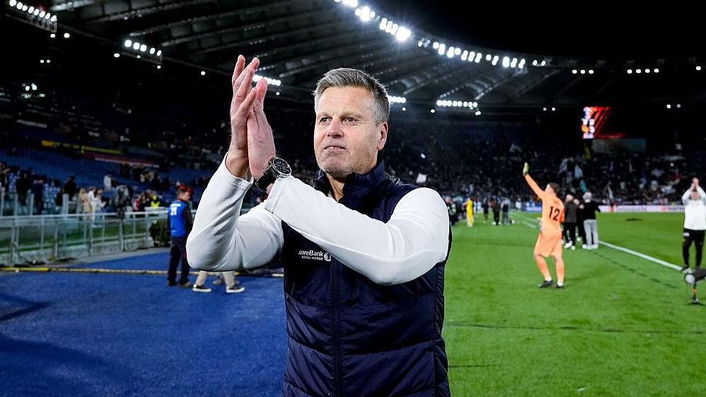 Kjetil Knutsen applauds the fans